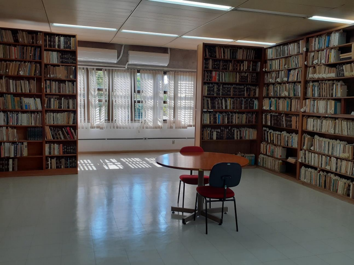 Foto da sala central das Coleções Especiais (Biblioteca Florestan Fernandes)