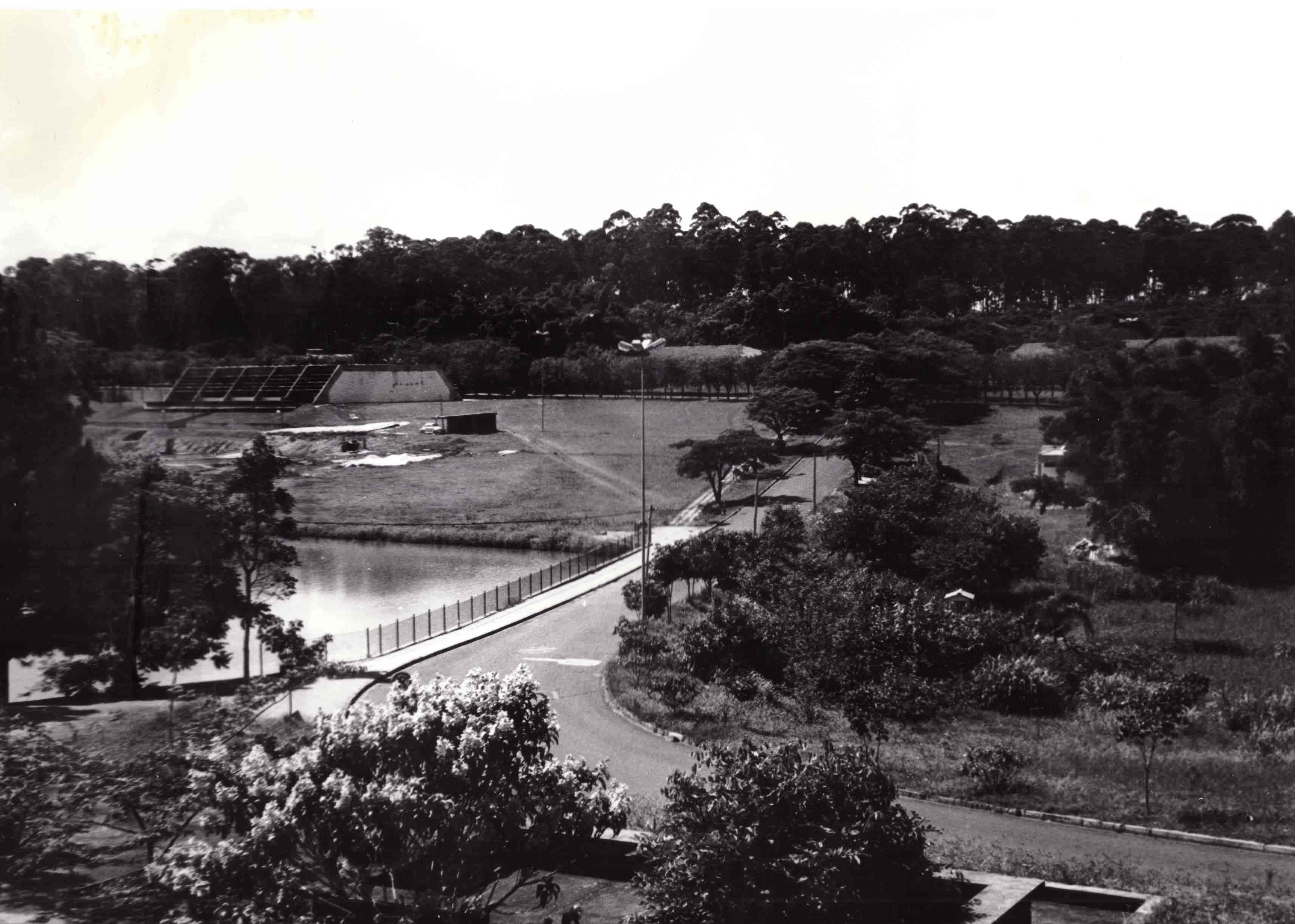 Lago, ponte avistando ginásio