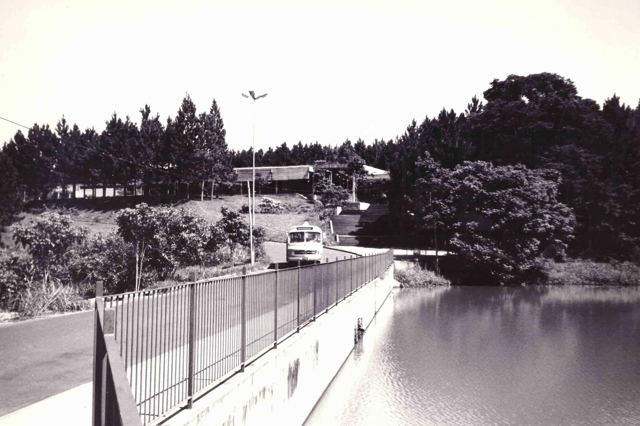 Lago, ponte avistando o RU (acima do ônibus)