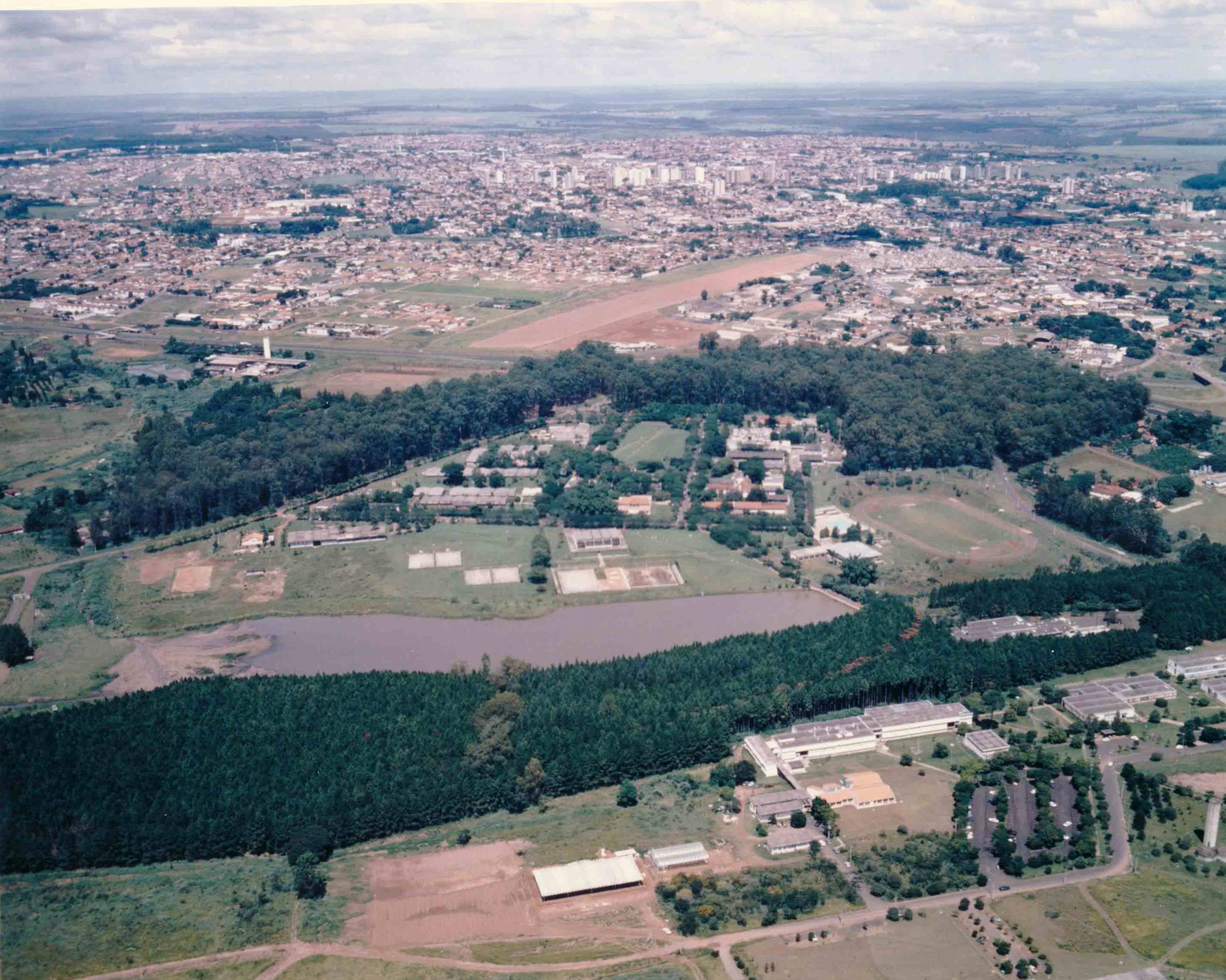 Vista panorâmica (incompleta) do campus em 1990